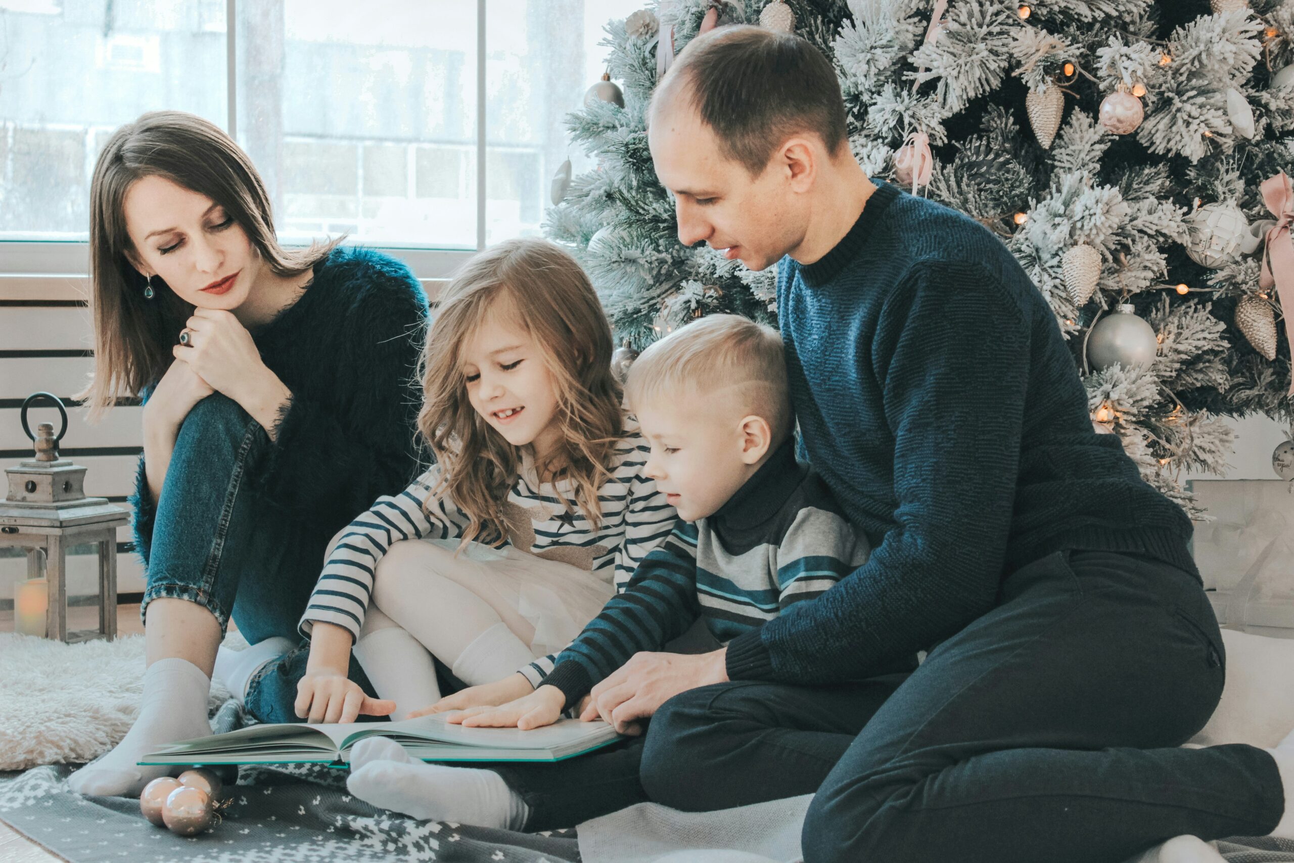 Familia disfrutando de un espacio libre de tecnología