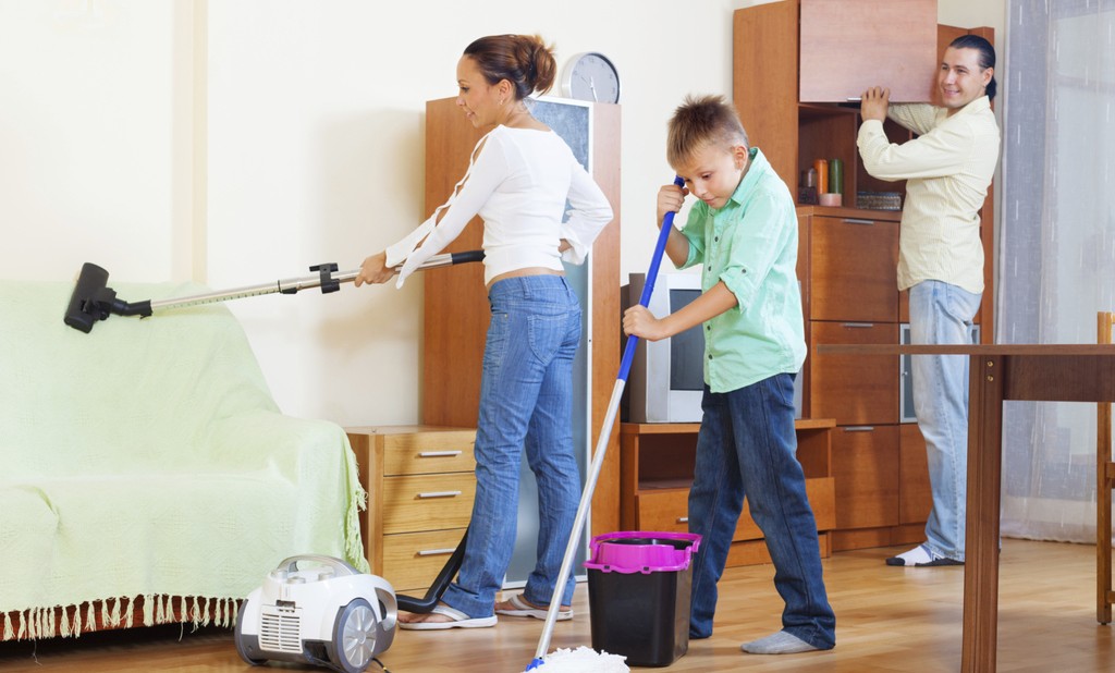 Niños realizando tareas del hogar de forma organizada