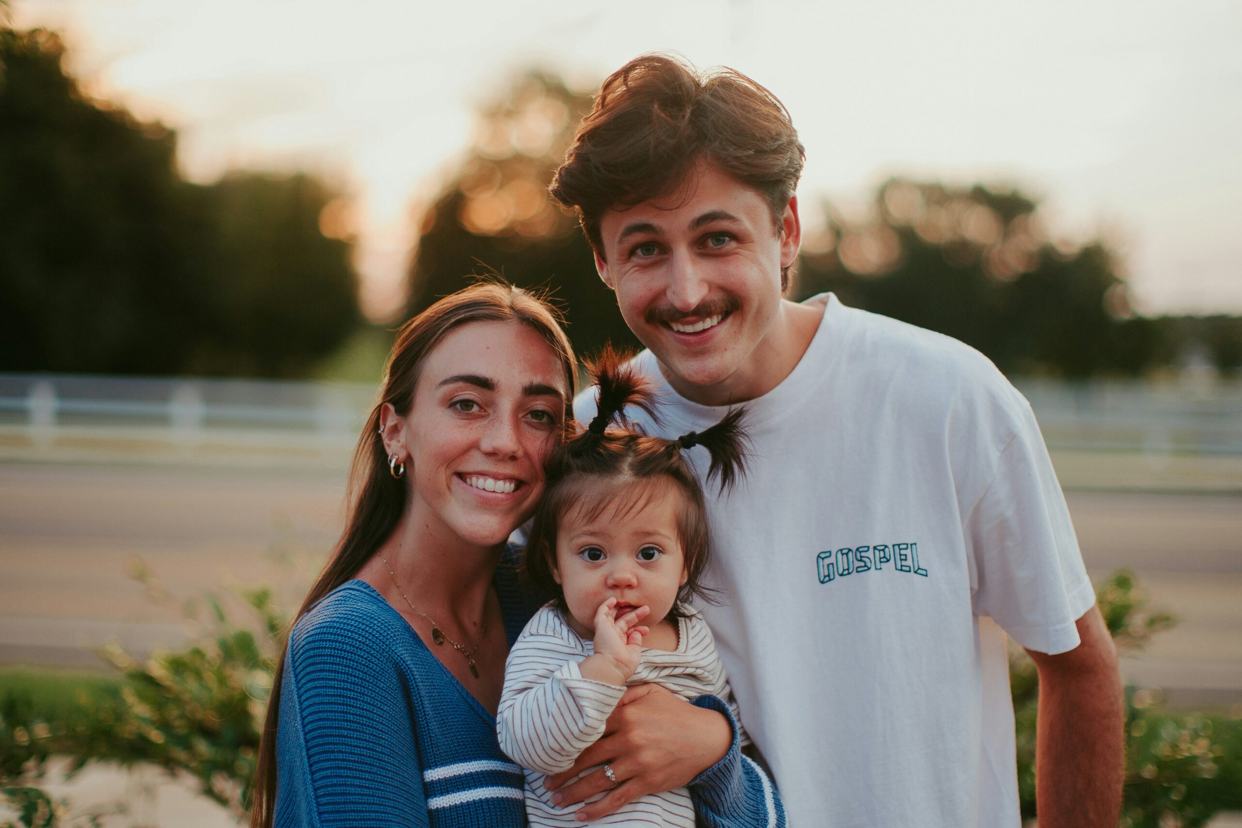 Familia feliz con bebé