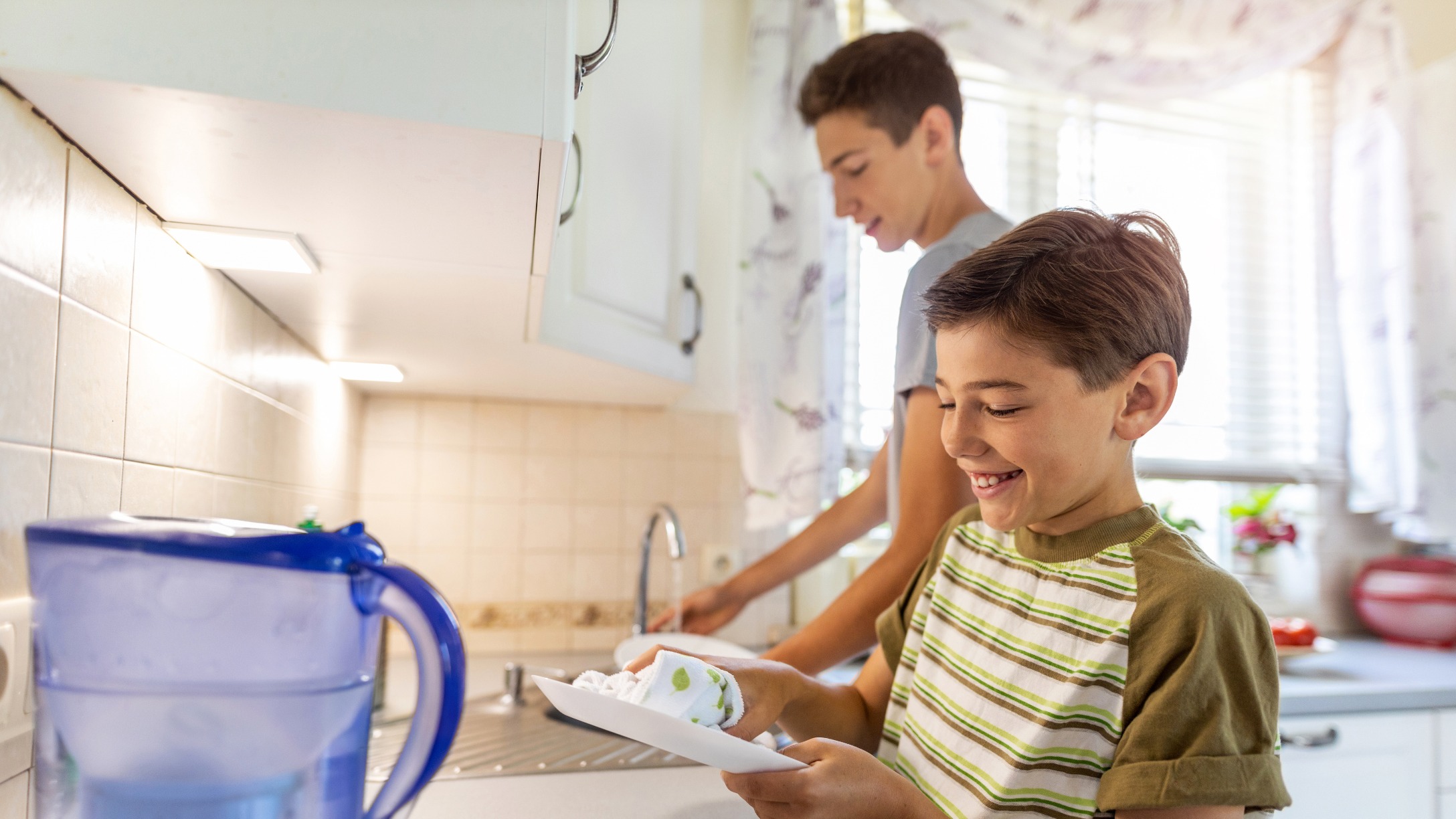 Niños de diferentes edades colaborando en tareas del hogar