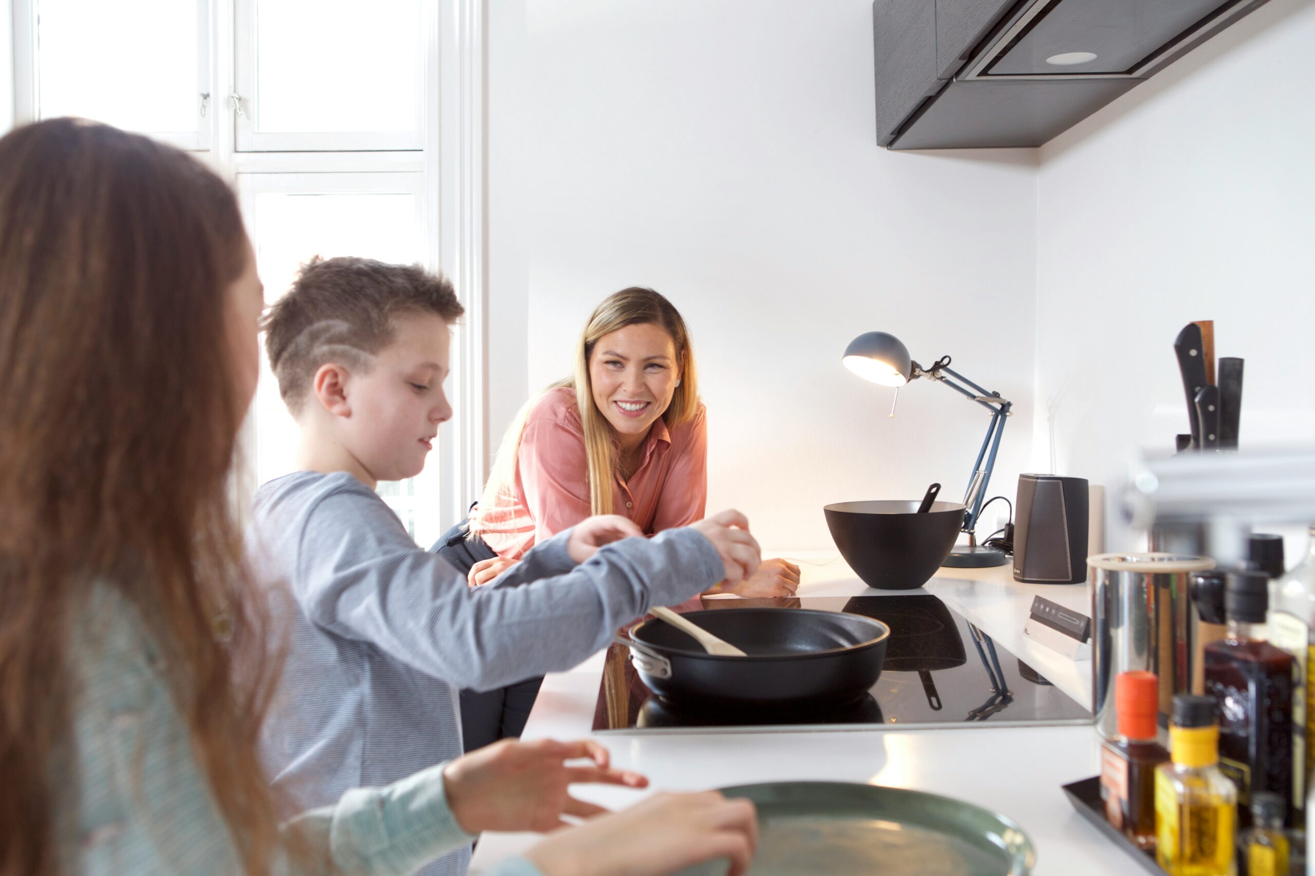 Familia disfrutando de comida preparada juntos